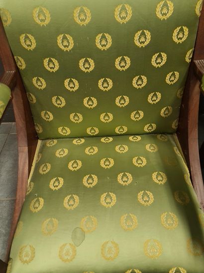 null 帝国风格的桃花心木休息室，有雕刻的扶手，以仿古风格的男人为主角。这套书由以下部分组成：:一张双座沙发和一对扶手椅，有马刀形的靠背，用绿色帝国风格的布料...