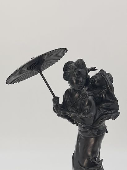 null 棕色铜质和服，表现一位年轻女子在风中行走，她手中的阳伞，头转向她背上的孩子。日本，明治时期，（1868-1912）。高度：35厘米。

古铜色的和服，...
