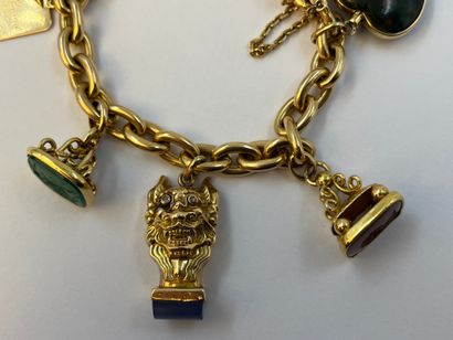 null Bracelet XIXème en or 18K richement garnis de médaillons et intailles en pierres...