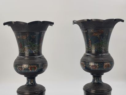 null Paire de vases rappelant la forme dite « Médicis », en bronze et émaux champlevés...