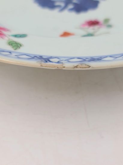 null 一个18世纪的中国瓷器汤盘，上面有蓝色的花纹和粉彩。边缘有缺口/珐琅质缺口。底座支架上有小缺口。直径：23厘米。

18e-eeuws Chinees...