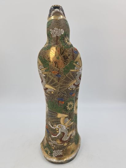 null 萨摩石器多色和鎏金主题，代表观音或弁天，站立，拿着一个篮子。日本，约1900-1920年 高度：50厘米

在多色室中，有一尊萨摩杖，有一尊本命年观音，手里拿着一把钥匙。日本，约1900-1920年...