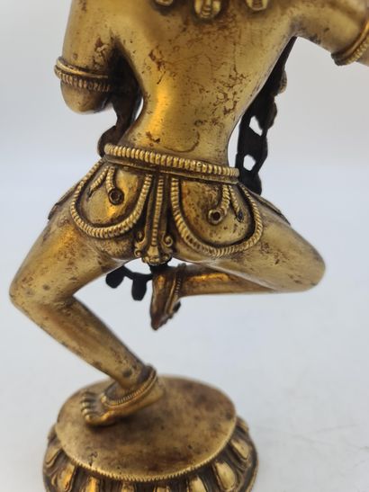 null Tibet milieu XXème. Statuette en bronze représentant une Dakini dansant sur...
