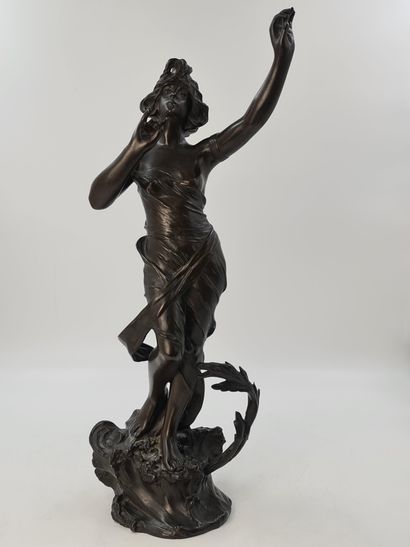 null 青铜器代表一个优雅的女人，在海浪拍打岩石的脚下模仿着一个手势。1900年左右的法国优质作品。高度：62.5厘米。

在这里，我们可以看到一个优雅的、与...
