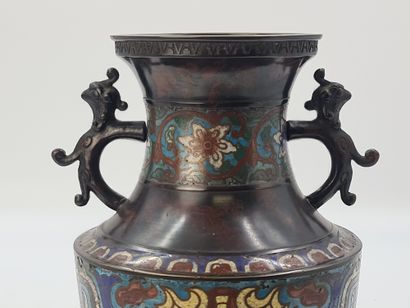 null Vase en bronze et émaux champlevés polychromes, à haut pied et col évasé, la...