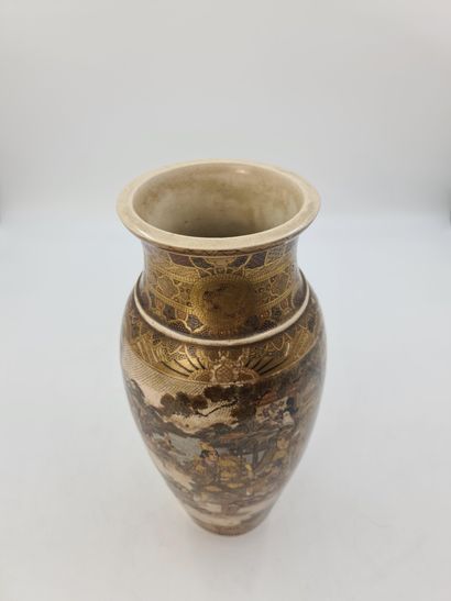 null Vase en grès de Satsuma à décor polychrome et or, la panse à décor d’une scène...