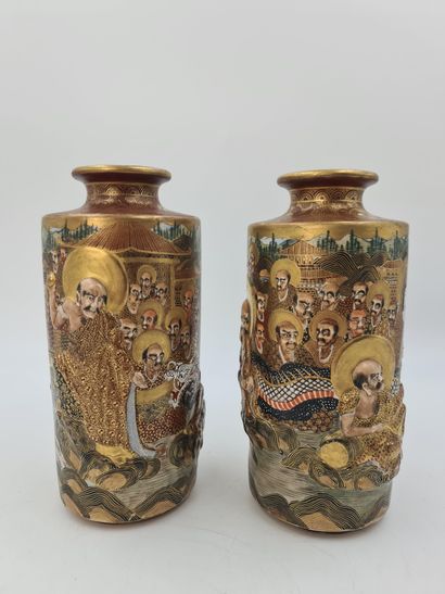 null 一对萨摩石器花瓶，以浅色多色和金色浮雕的方式装饰着Rakan（佛教圣人）。日本，约1900年 高度：25厘米

几个萨摩人在这里，与拉康人（信仰宗教的人）一起，用多色和红色的油漆涂抹。日本，约1900年...