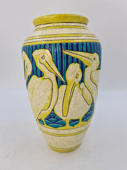 Charles CATTEAU (1880- 1966). 查尔斯-CATTEAU（1880- 1966）。Boch Keramis装饰艺术花瓶，上面涂有风格化的鹈鹕装饰。高度：35厘米。

查尔斯-CATTEAU（1880-1966）。Boch...
