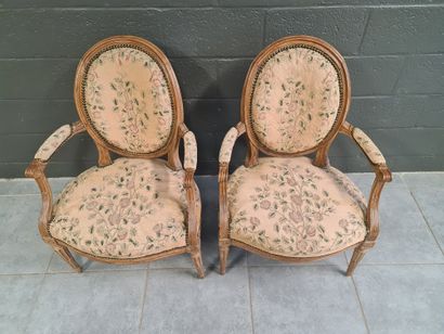 null Série de quatre fauteuils en chêne mouluré d’époque Louis XVI. Tapisserie aux...