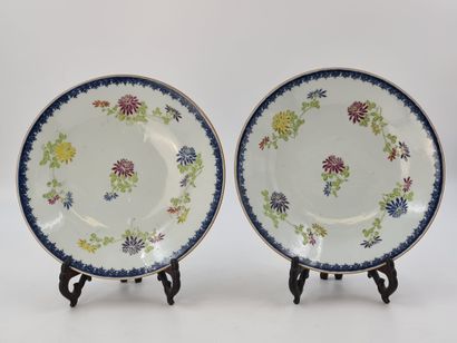 null Pair of Chinese porcelain dishes with floral decoration of the pink family and...