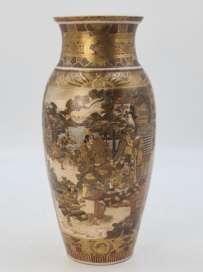 萨摩石器花瓶，有多色和金色的装饰，瓶身装饰有生动的山水人物场景，肩部、颈部和底部边缘装饰有风格化的图案，称为...