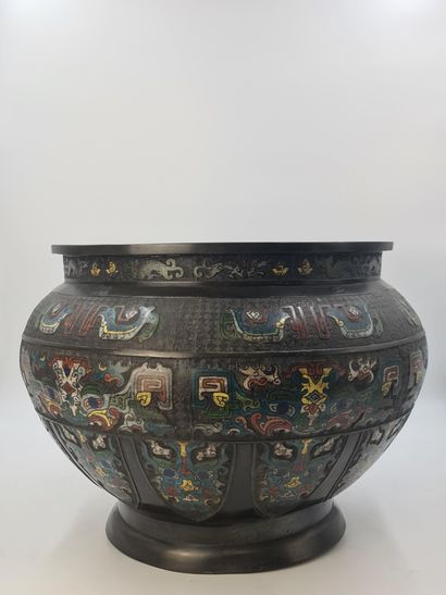 null 令人印象深刻的青铜和多色珐琅彩罐，装饰有古代的图案。中国的饕餮，蝉和风格化的龙，在蛭石的背景上组织成水平的注册。日本，约1920-1930年 高度：3...