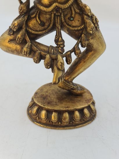 null 20世纪中期，西藏。青铜雕像表现了一位在莲花上跳舞的达基尼，她的左手拿着一个卡帕拉和一个卡特卡。高度：25厘米。

西藏文物馆第二季。一个达基尼人在莲...