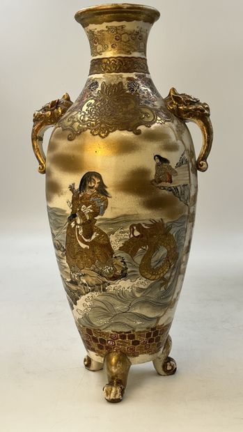null 一套萨摩陶制的阳台花瓶，装饰着包括Ebizeu在内的传说中的人物，包括一对装饰着麒麟头形成的把手（事故为一英尺）和一个装饰着龙的神祗的大花瓶。高度：4...