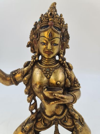 null Tibet milieu XXème. Statuette en bronze représentant une Dakini dansant sur...