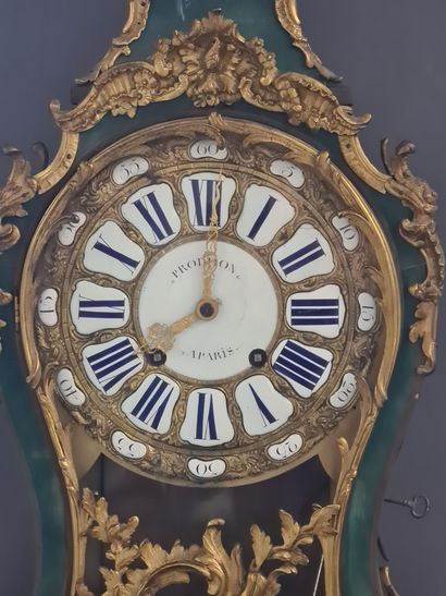 null Cartel et son socle d’époque Louis XV en placage de corne teintée verte. Cadran...