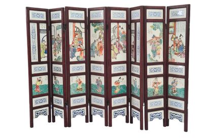 null 小型8叶屏风由16块法米勒玫瑰瓷板组成，装饰有8位神仙和宫殿及人物的动画场景。还由34块蓝白色的小板组成，上面装饰着莲花和希腊的楣饰。1900年左右的中国。高度：80...