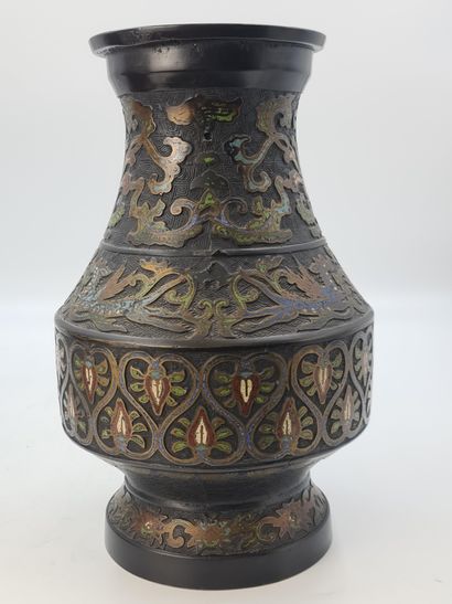 null 青铜和多色珐琅彩花瓶，横纹装饰，在朱砂背景上略带浮雕的荷花卷轴和风格化的花卉图案。日本，约1920-1930年（缺少一个把手）高度：37厘米。

砖和多孔软木家具，在水平方向上的装饰，荷花卷和天鹅绒的装饰，都是在一个透明的框架上进行的。日本，约1920-1930（Mist...