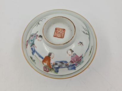 null Chinese porcelain and enamels of the pink family covered cup. Allegorical decorations...