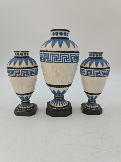 新古典主义风格的套装包括3个装饰有古董场景的花瓶。白色和蓝色的饼干，标有特纳。高...