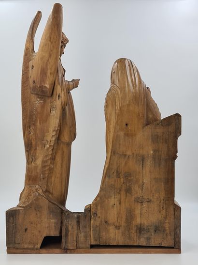 null L’annonciation. Sculpture en bois de style gothique. Ht : 79 cm. Manque aux...