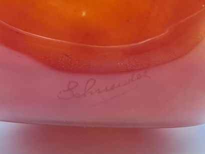 Charles SCHNEIDER (1881-1953) 查尔斯-施耐德（1881-1953）。现代主义形式的花瓶，采用大理石纹玻璃。高度：26厘米。

查尔...
