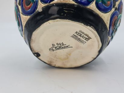 Charles CATTEAU (1880-1966) 查尔斯-CATTEAU（1880-1966）。Boch Keramis 珐琅花瓶，有螺旋形装饰。D.946高：16厘米。

查尔斯-CATTEAU（1880-1966）。Boch...