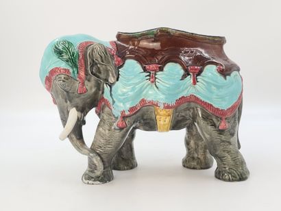 瓷器和多色的巴比伦大象，行走，背上背着一个马鞍。法国或比利时作品，19世纪末高度...