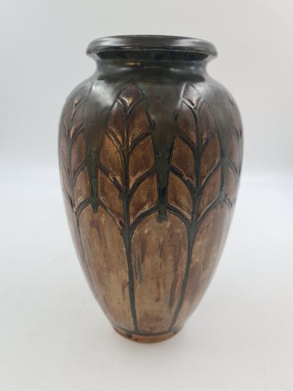 Charles CATTEAU (1880-1966) 查尔斯-CATTEAU（1880-1966）。Boch Keramis炻器花瓶，装饰有纸莎草叶。D.638A高：31.5厘米。

查尔斯-CATTEAU（1880-1966）。Boch...