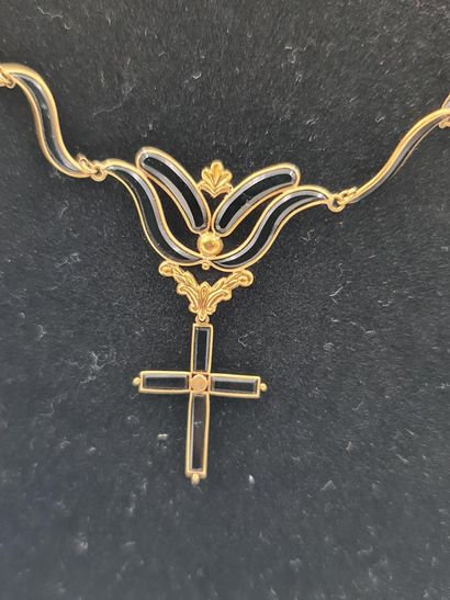 null 拿破仑三世时期的黄金和斜面宝石套装，包括一条项链，一个十字架吊坠，一个手镯和一对耳环。毛重：15.23克。

拿破仑三世时期的作品，包括一个口袋、一个...
