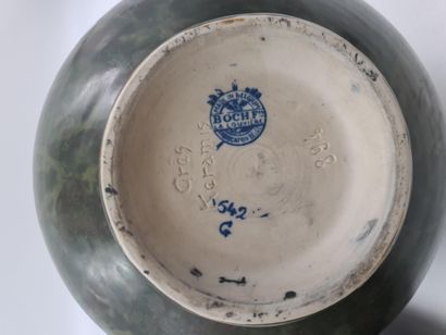 Charles CATTEAU (1880-1966). 查尔斯-CATTEAU（1880-1966）。Boch Keramis 炻器花瓶，装饰有风格化的葡萄串。D.642尺寸：21厘米。

查尔斯-CATTEAU（1880-1966）。Boch...