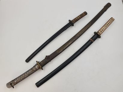 null Lot de trois sabres comprenant deux wakizashi et un katana, non démontés. Les...