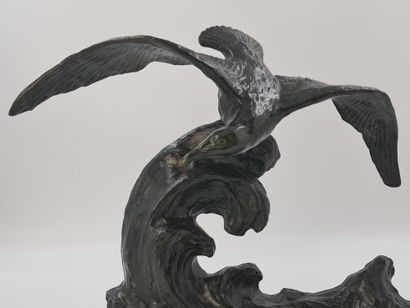 DECOUX (1837-1924). DECOUX (1837-1924). Bronze représentant une mouette à patine...