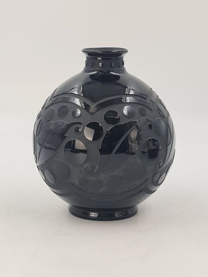 null Vase boule art deco en verrerie de Scailmont de couleur noire à décor sablé...