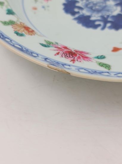 null Assiette creuse en porcelaine de Chine XVIIIème en décor bleu de composition...