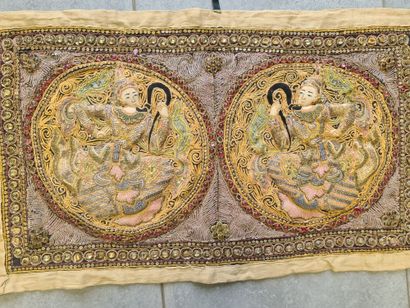 null 一套两件精美的刺绣织物面板和verroterie，表现了《罗摩衍那》的场景。缅甸，20世纪初。尺寸：42 x 74厘米。

这幅画有两幅由文字和图画组成的面板，展示了《罗摩衍那》中的场景。Birma...