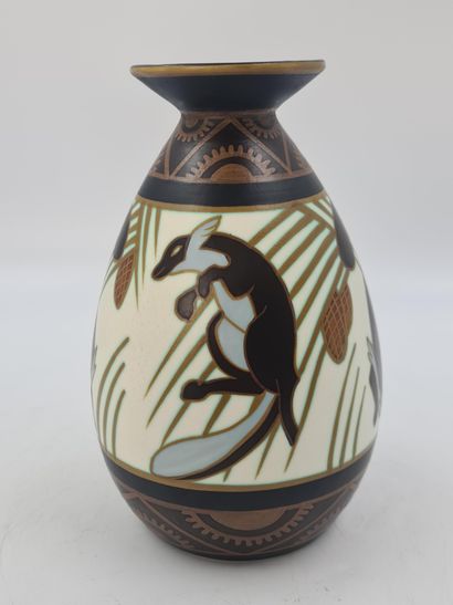 Charles CATTEAU (1880-1966) 查尔斯-CATTEAU（1880-1966）。Boch keramis装饰艺术花瓶，带松鼠的哑光处理。高...