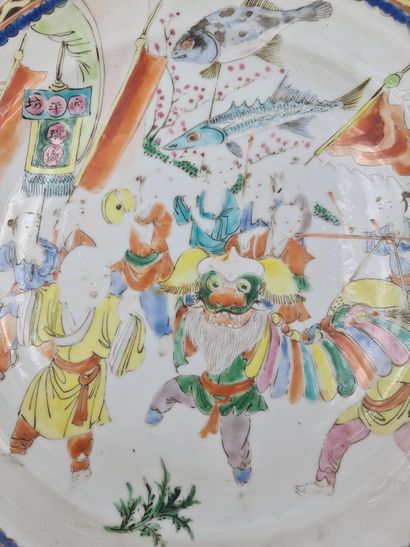 null 中国瓷盘，饰有带风筝和鲤鱼的儿童。元宵节。直径：24.5厘米。

中国的门槛是由一个个小男孩和小姑娘组成的。兰塔恩节。直径：24.5厘米。
