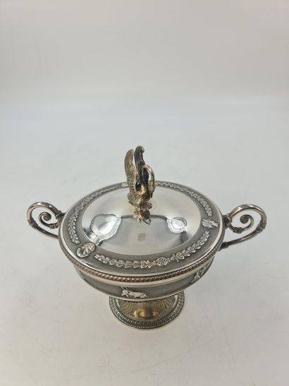 null 一个有贴花的银制糖碗。1794年至1797年的领事馆时期的法国印记。盖子上有一只天鹅。高度：17厘米。重量：775克。

太阳镜的边框用银色贴花装饰。...