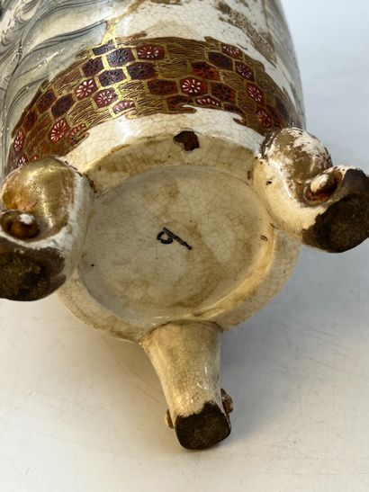 null 一套萨摩陶制的阳台花瓶，装饰着包括Ebizeu在内的传说中的人物，包括一对装饰着麒麟头形成的把手（事故为一英尺）和一个装饰着龙的神祗的大花瓶。高度：4...
