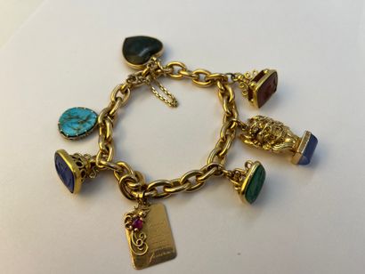 null Bracelet XIXème en or 18K richement garnis de médaillons et intailles en pierres...