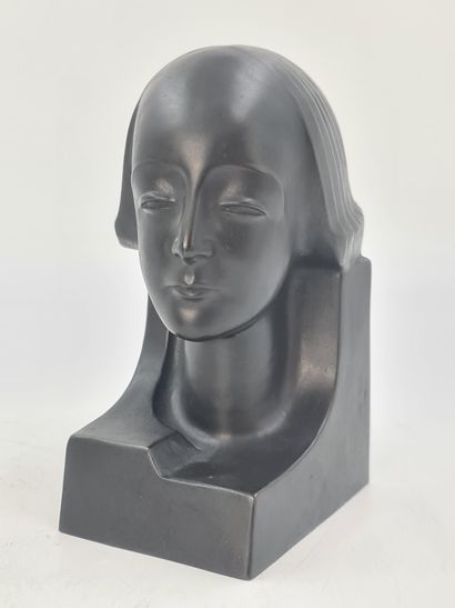 Jan ANTEUNIS (1896-1973). 扬-安特纽斯（1896-1973）。一套两个象征主义风格的半身铜像。一个女性半身像。高度：21厘米。一个基督的半身像。高度：40厘米（额头顶部的古铜色有轻微划痕）。

扬-安特纽斯（1896-1973）。两件具有象征意义的青铜半身像拍品。一个令人羡慕的半身像。高度：21厘米。一个基督的半身像。高度：40厘米（Lichte...