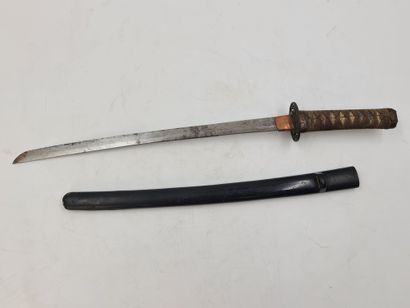 null 一套三把剑，包括两把和尚剑和一把武士刀，未拆开。wakizashi有shinogi-zukuri刀片，没有yokote，hamon不可见，刀鞘黑漆，一个是镂空的铁镡，有铁fuchi-kashira和刀片上的带状手柄，另一个是没有装饰的sentoku镡，简单的fuchi，lacunar手柄，新官渡类型的武士，刀片下有一个凹槽，有一个编号。剑鞘为绿褐色漆面金属，并涂有金属津卡。日本，18-19世纪和20世纪（叶片有污损、事故和磨损，支架缺失和损坏，第三件上有油漆磨损）总长度：57厘米-73厘米和96厘米。刀片长度：41、46和70厘米。

一批三件物品，包括两件武士刀和一件武士刀，没有被破坏。这种武士刀带有带阳具的刀柄，刀柄不显眼，刀身为白色，刀刃为开放式，刀刃上带有口红，刀柄上带有手镯。哨兵刀和其他的刀，简单的刀口，手掌，新枪型的刀，可用于办公，刀刃上有一个凹槽，有一个编号。仔细观察，我们的计划是：把我们的计划放在一个大的空间里，把我们的产品放在一个大的空间里，把我们的产品放在一个大的空间里。日本，18-19世纪和20世纪...