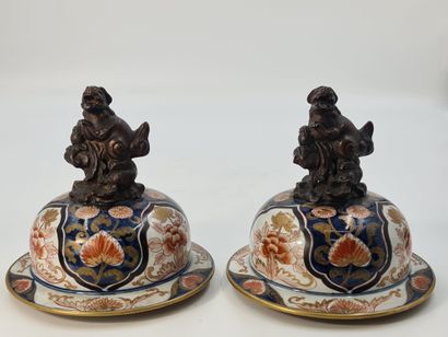 null Pair of covered Imari porcelain potiches with blue, coral and gold decoration,...