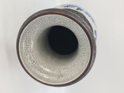 null 一个19世纪的南京瓷器花瓶，饰有龙纹。高度：61厘米。

废弃的门板是用油漆制成的。高度：61厘米。