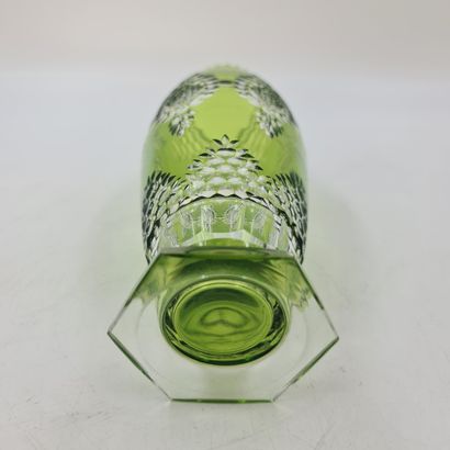 null 来自Val Saint Lambert的绿衬里水晶花瓶，采用丰富的切割水晶。约瑟夫-西蒙高度：25厘米

壮观的圣兰伯特河谷的河岸线上，有一排排的河岸线。约瑟夫-西蒙（Jozef...