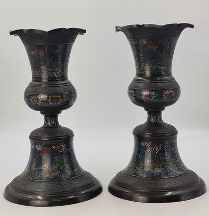 null Paire de vases rappelant la forme dite « Médicis », en bronze et émaux champlevés...