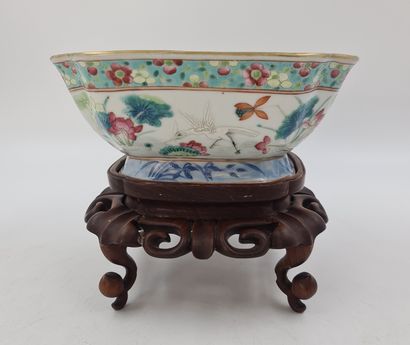null Large quadrangular porcelain bowl in Famille Rose enamels decorated with Mandarin...