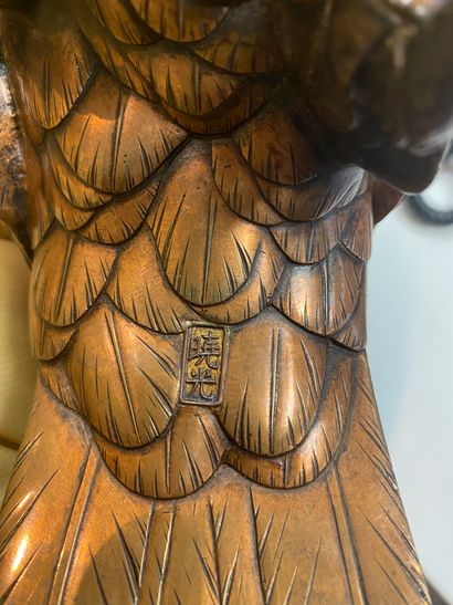null 大型铜制和服，表现了一只由铜合金制成的猛禽，栖息在棕色铜锈的梅花树干上，树干上长出了花枝。日本，明治时期（1868-1912）高度：50厘米。

巨大...