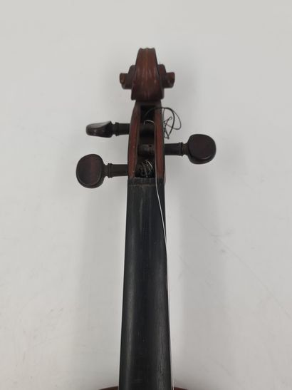 null Violon ancien. Pas de marque visible. 
Porte une étiquette à l'intérieur ! Ch....